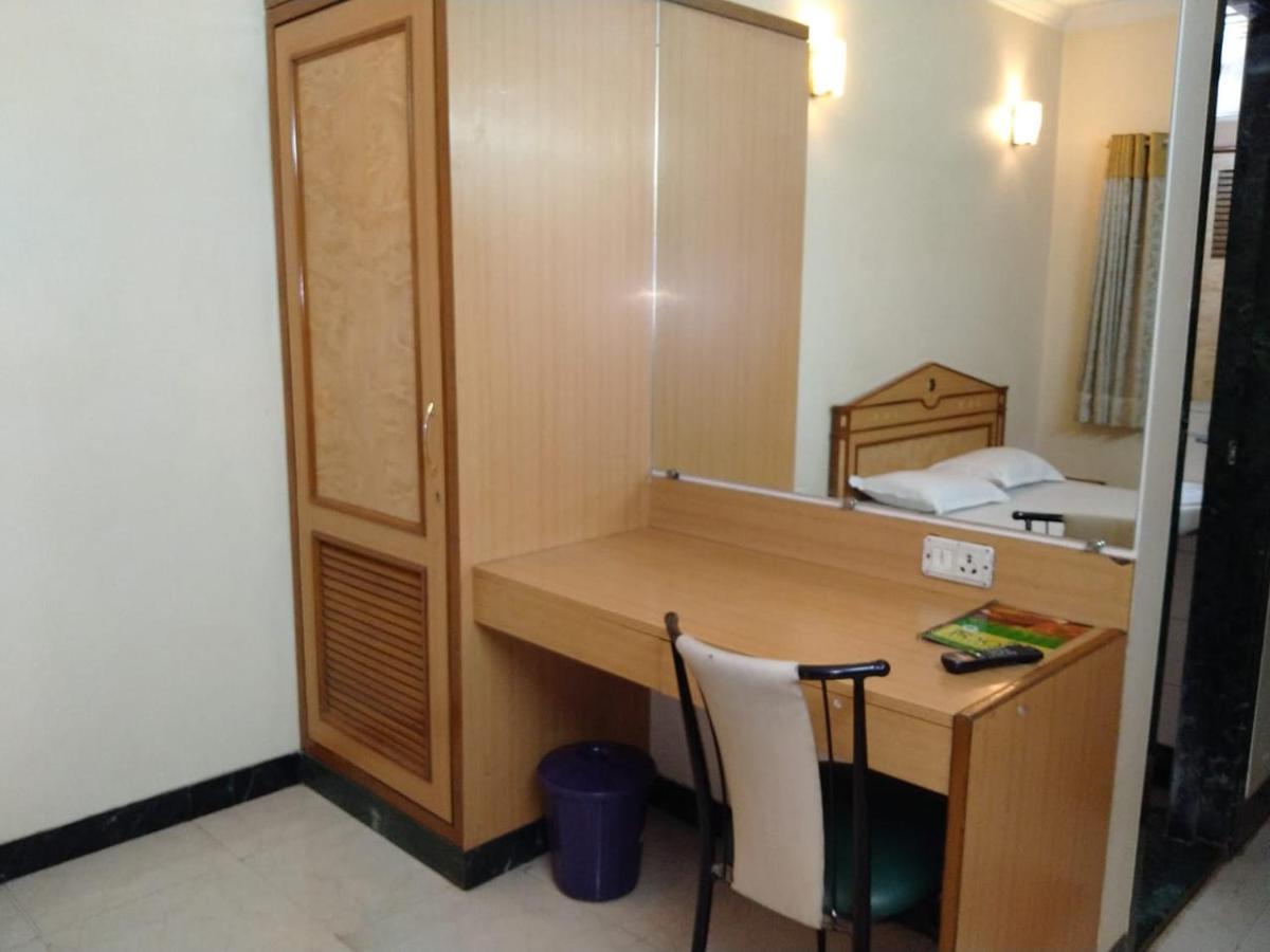 Hotel Pooja International Nashik Esterno foto