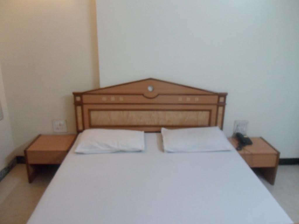 Hotel Pooja International Nashik Esterno foto