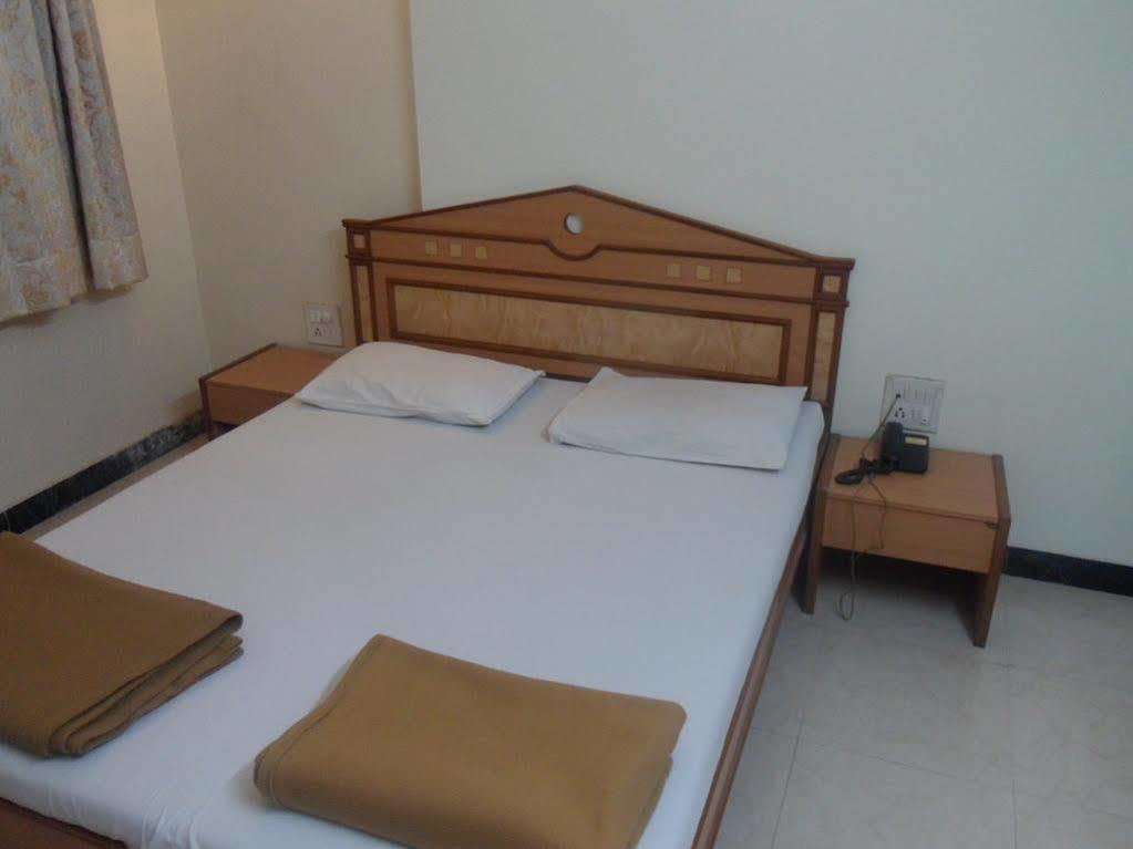Hotel Pooja International Nashik Esterno foto