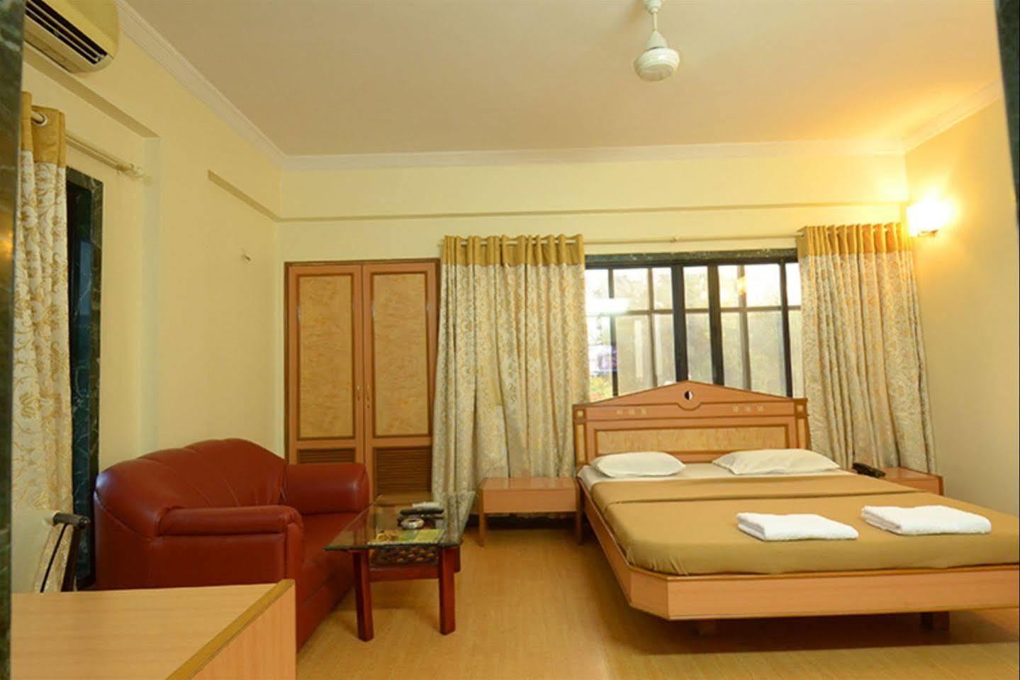 Hotel Pooja International Nashik Esterno foto